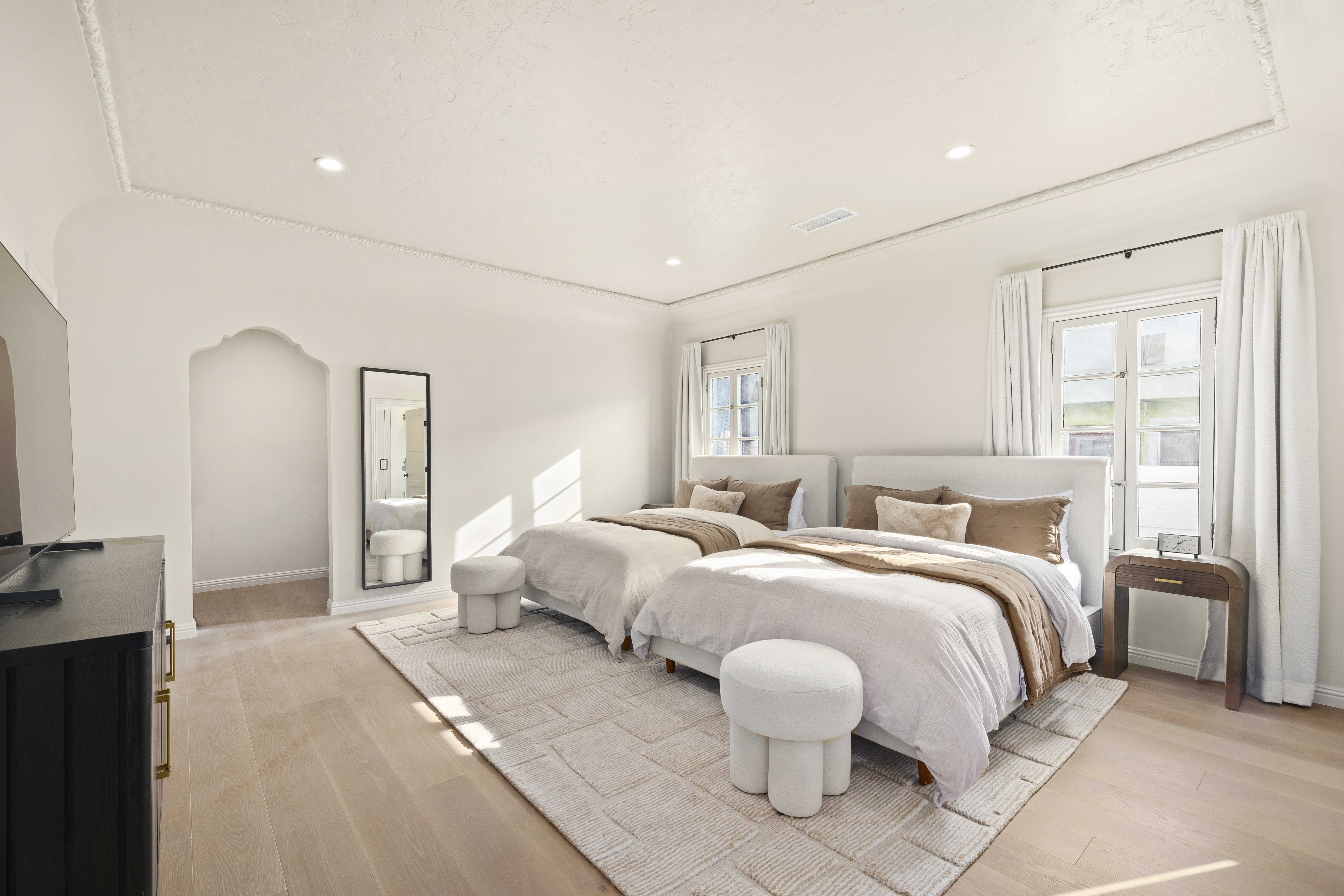 Casa Lista guest bedroom with twin beds and fiddle-leaf fig
