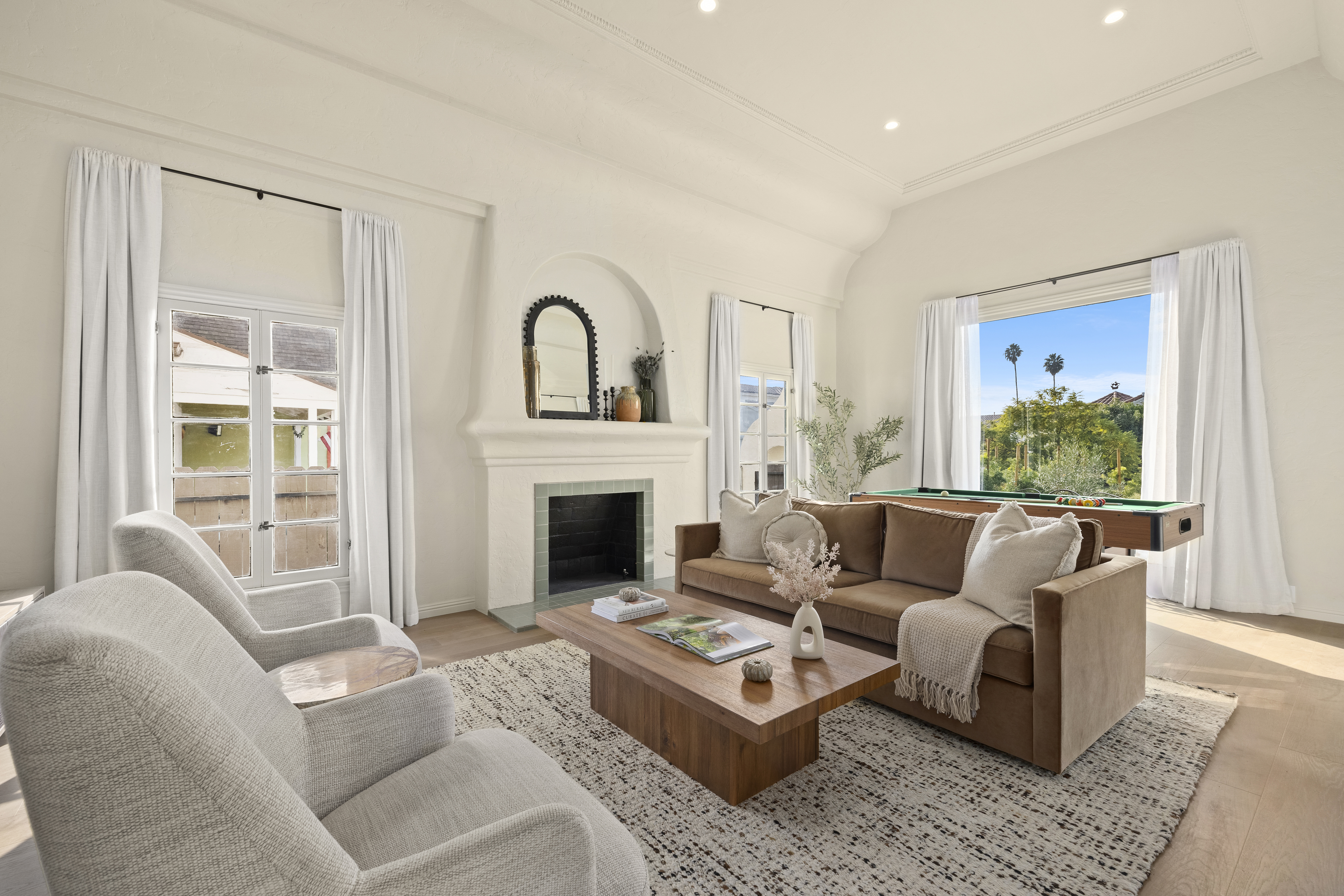 Casa Lista living room with fireplace and pool table