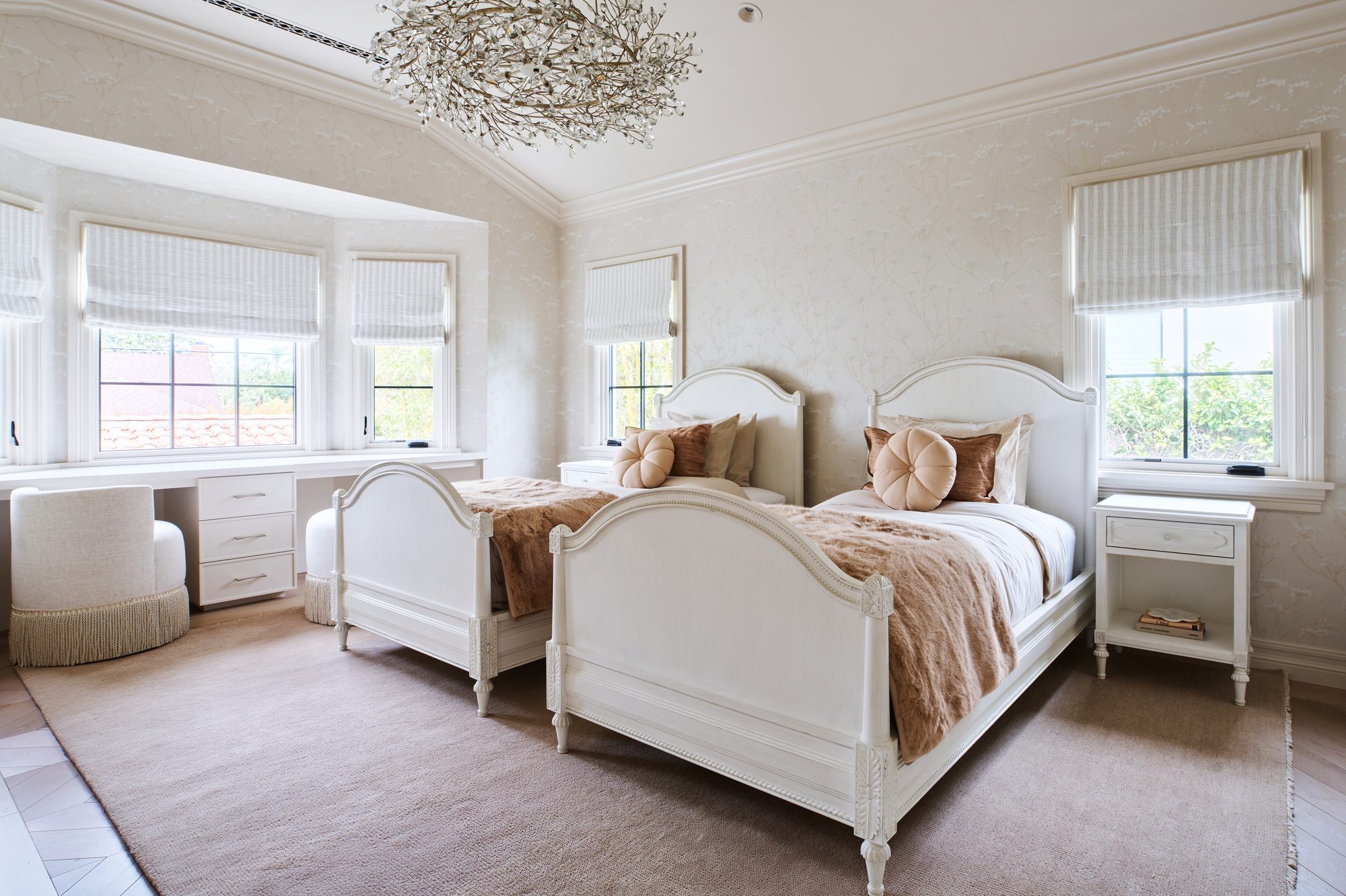 Casa Marfil second guest bedroom with twin beds and crystal chandelier