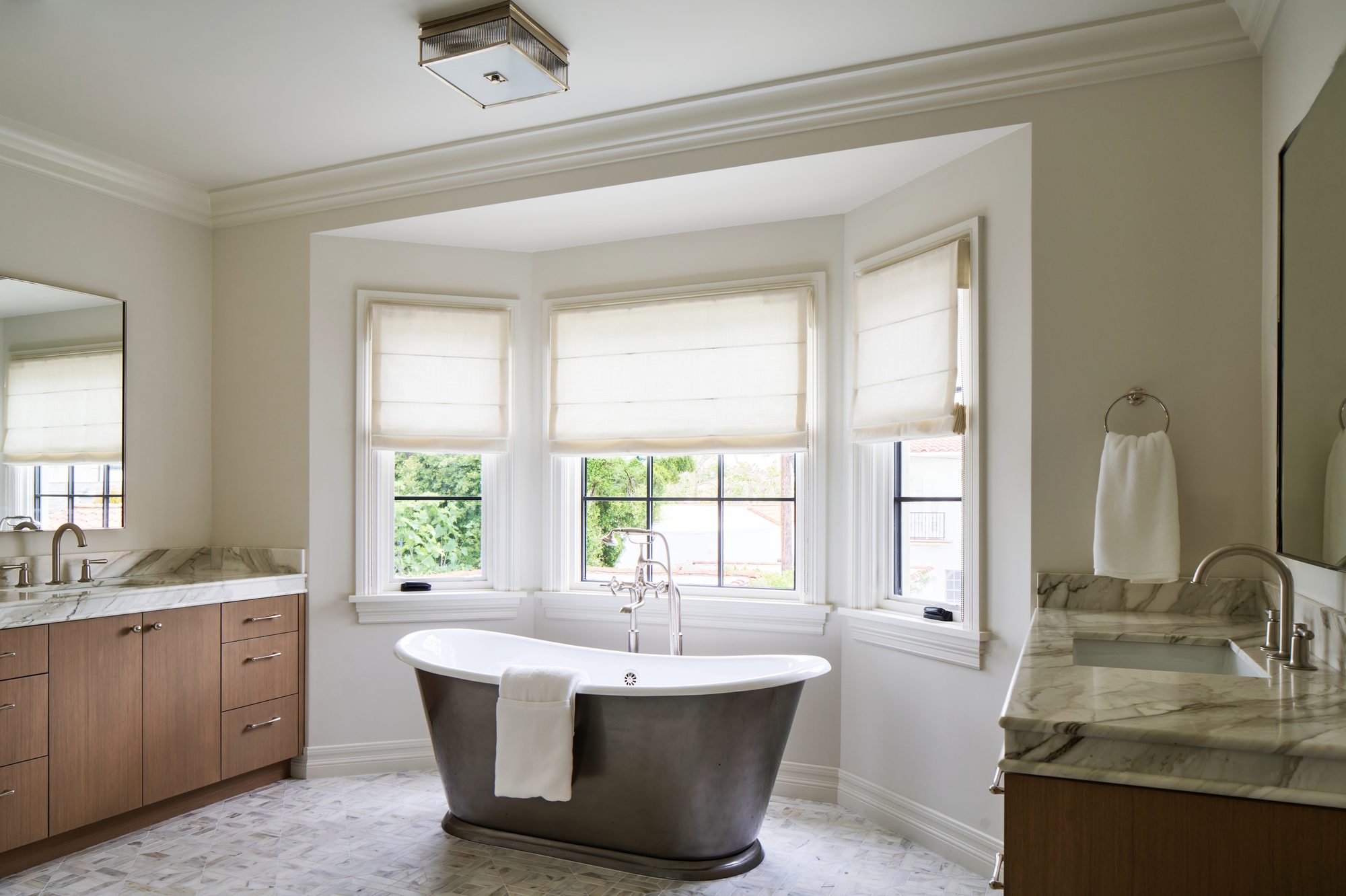 Casa Marfil primary bathroom soaking tub