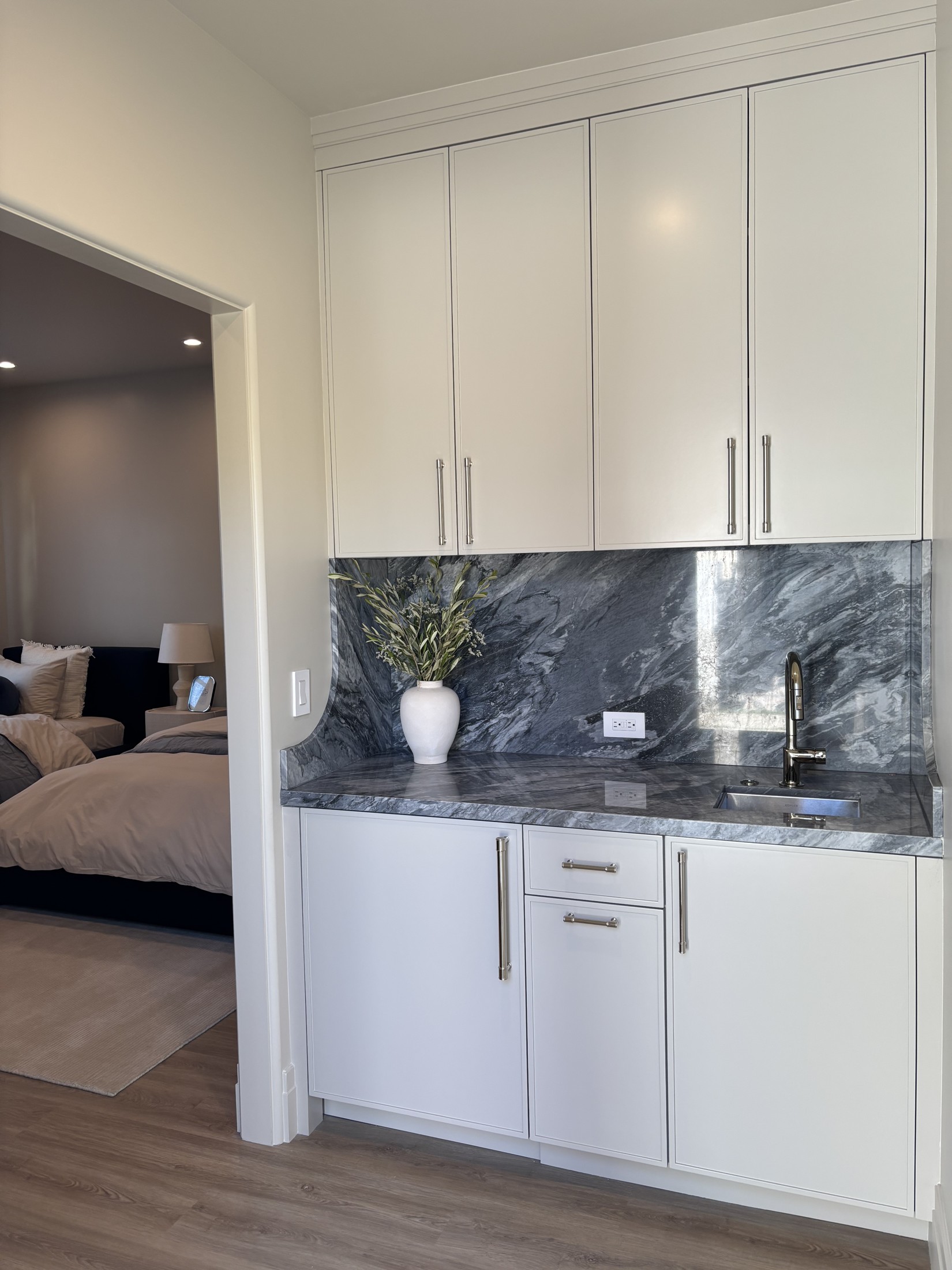 The Coach House kitchenette with charcoal stone backsplash