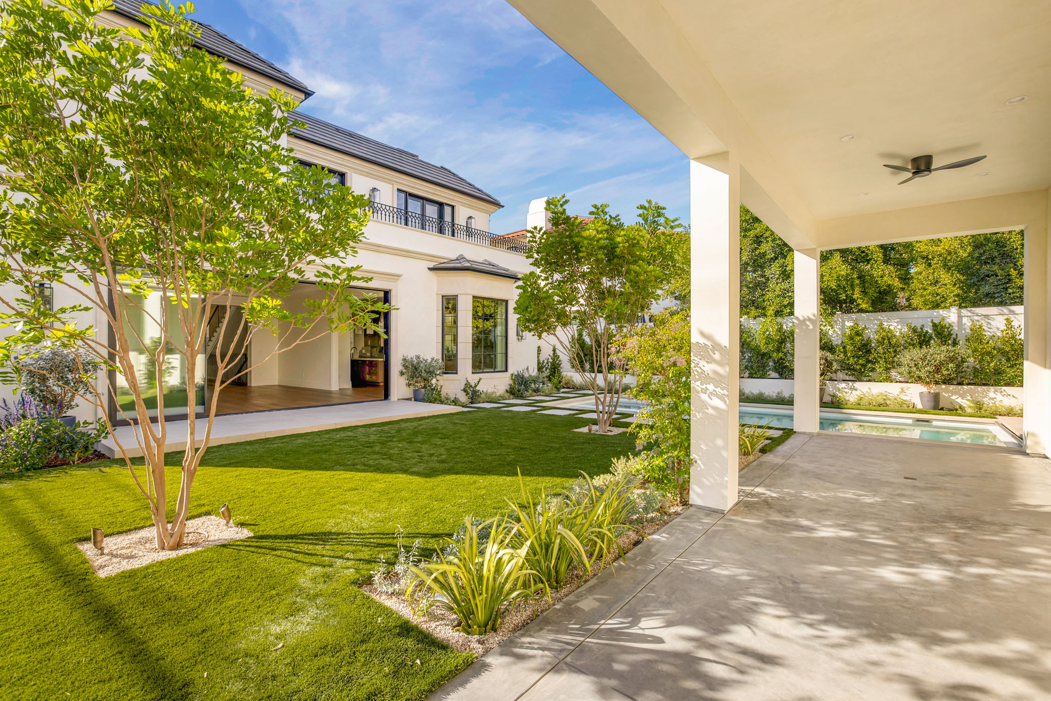 The Magnolia House backyard lawn and pool