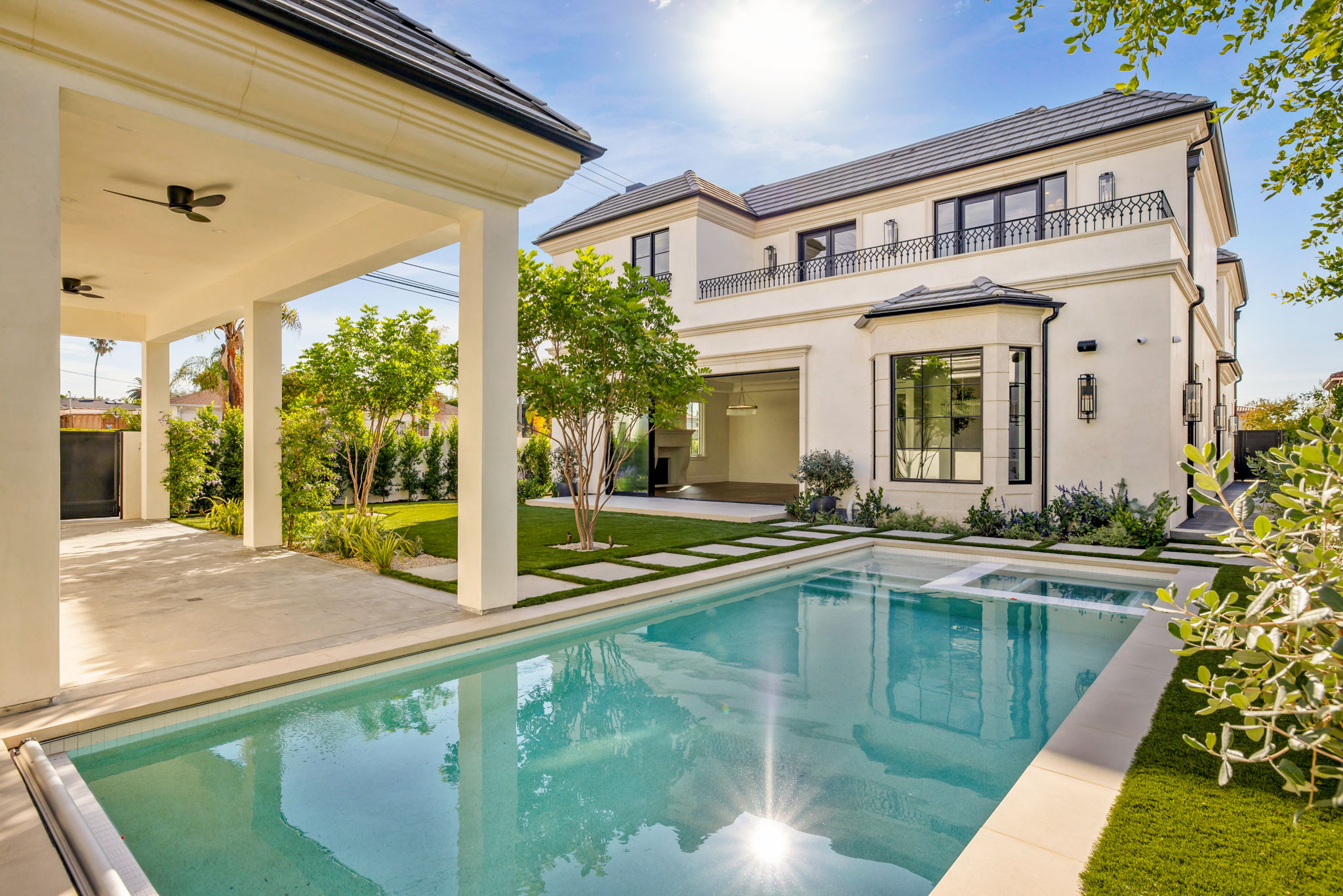 The Magnolia House covered patio and pool